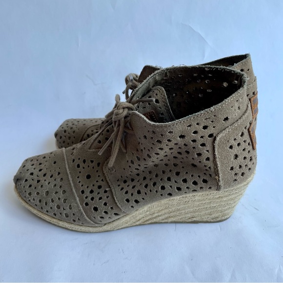 Toms Moroccan laser cut wedge booties tan sz 7.5 womens euc lace up tie shooties - Picture 2 of 7